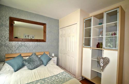 Doncaster Apartment | Large Balcony Apartment - 2 Double Beds - Sleeps 4 - Close to Town & Racecourse - Off Street Parking 2 Cars - Fast Wifi