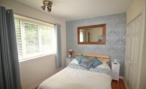 Doncaster Apartment | Large Balcony Apartment - 2 Double Beds - Sleeps 4 - Close to Town & Racecourse - Off Street Parking 2 Cars - Fast Wifi