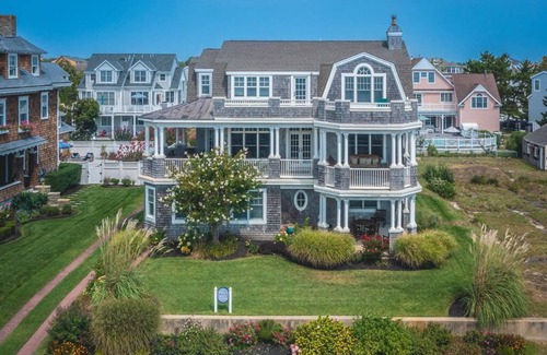 Admiral Estates Apartment | LARGE BEACH FRONT HOME WITH POOL