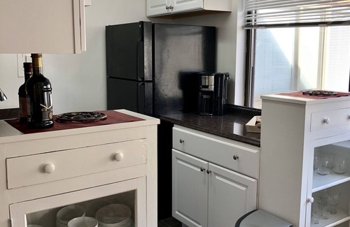 West End Apartment | Large, Bright and Quiet Top Floor Studio Apartment