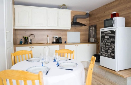 Fontenay-le-Fleury Apartment | large, bright studio for 4 people