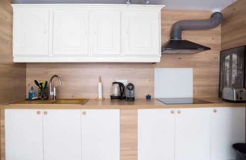 Fontenay-le-Fleury Apartment | large, bright studio for 4 people