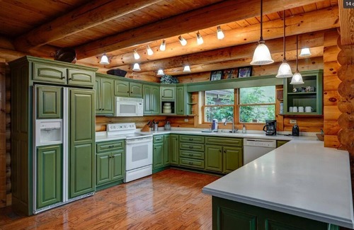 Kodak Cabin | Large Cabin at Exit 407 - lots of parking