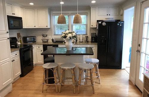 East Falmouth Cottage | Large Cape Cottage in Great Harbors