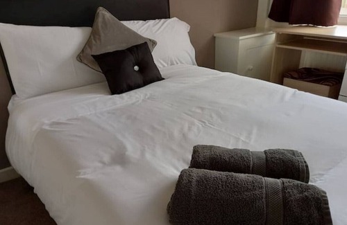 Stoke-on-Trent Apartment | Large Central 3 BR House