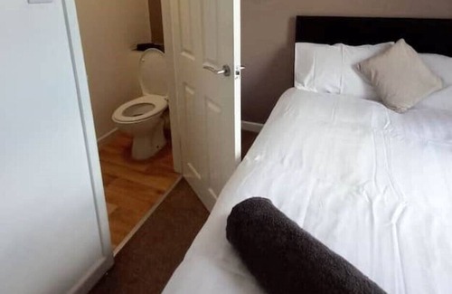Stoke-on-Trent Apartment | Large Central 3 BR House