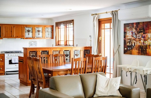 Orange House | Large & central! Indoor pool. Pets welcome. Orange NSW