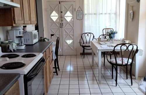 Brenham Apartment | Large, charming 2-bedroom apartment with modern amenities within a historic home