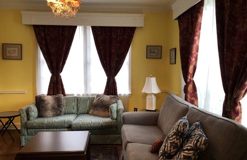 University District House | Large Charming Midtown 4000 f²,5 BR,8 beds,3.5 bath sleeps 14
