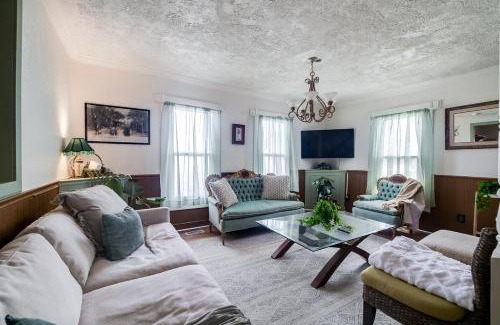 Brunswick House | Large Colonial 20 Min from Beach