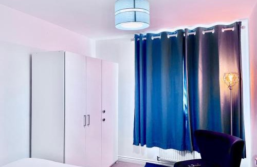 West Thurrock House | Large Comfortable Bed with Own Bathroom Free Parking and Wifi in West Thurrock Grays