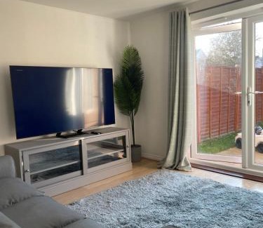West Thurrock House | Large Comfortable Bed with Own Bathroom Free Parking and Wifi in West Thurrock Grays