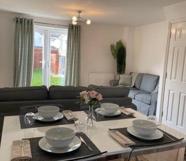 West Thurrock House | Large Comfortable Bed with Own Bathroom Free Parking and Wifi in West Thurrock Grays