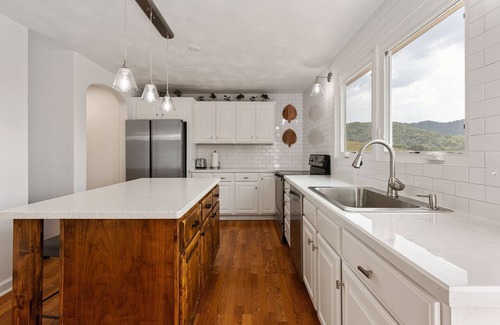 Ironto House | Large Comfy Mountain View House Near VT/Hiking