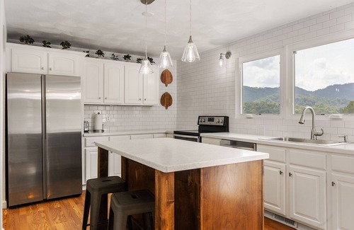 Ironto House | Large Comfy Mountain View House Near VT/Hiking