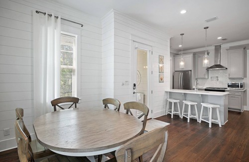 Greenway Park House | Large Community Pool + Comp Bikes- Om Sweet Om by Royal Destinations