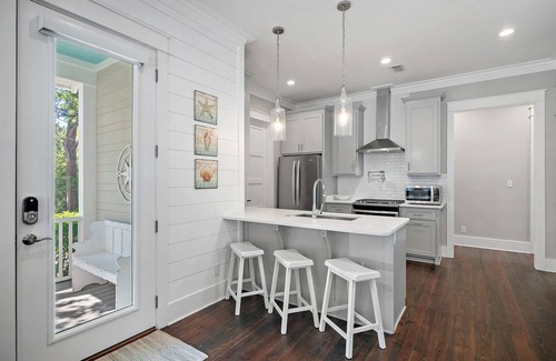 Greenway Park House | Large Community Pool + Comp Bikes- Om Sweet Om by Royal Destinations