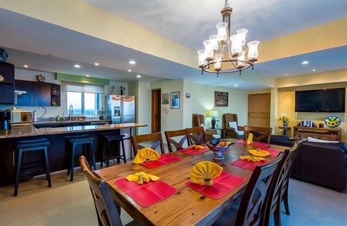 Zona Hotelera Norte Condo | Large Condo, Heated Pool, Sauna, Massage Room