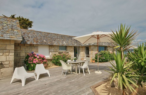 Audierne Villa | Large contemporary villa, right on the water.