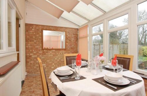 Andover House | Large Cosy House Ideal for Corporate Lets
