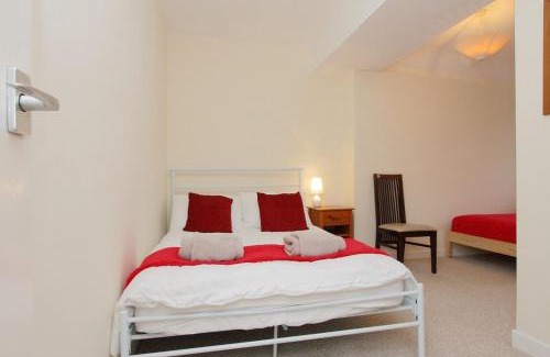 Andover House | Large Cosy House Ideal for Corporate Lets
