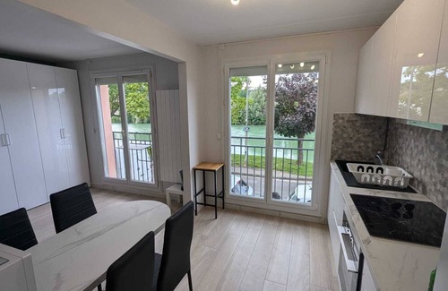 Brasles Apartment | Large, cosy studio, magnificent view over the Marne, fully equipped. Castle center