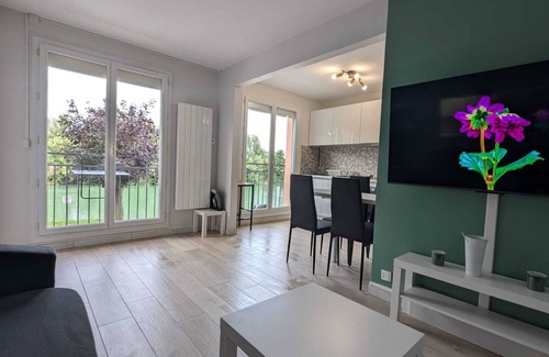 Brasles Apartment | Large, cosy studio, magnificent view over the Marne, fully equipped. Castle center