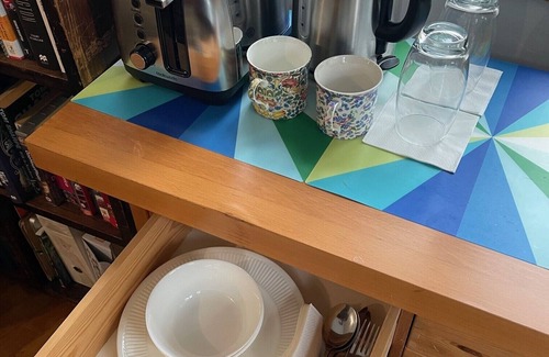 Mapesbury Apartment | Large Double Bedroom 10 minutes to central London