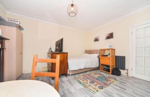 Greenwich House | Large double room next to Elisabeth Line