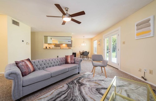 Lancaster House | Large, easy access single story 3 bed home, 15mins downtown Dallas