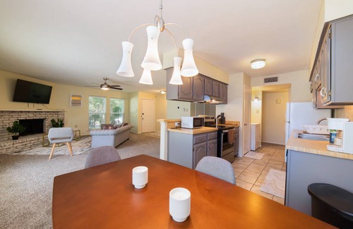 Lancaster House | Large, easy access single story 3 bed home, 15mins downtown Dallas