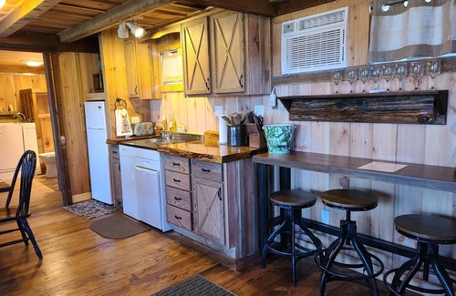 Bates County Cabin | Large Family Cabin at Lakeview by Sue