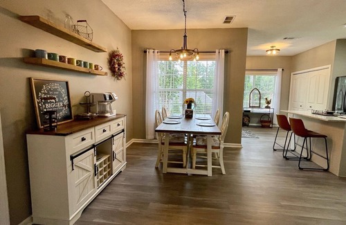 Newnan House | Large Family Cottage, King Master Bed, Downtown Newnan, Local Park &City of Hope