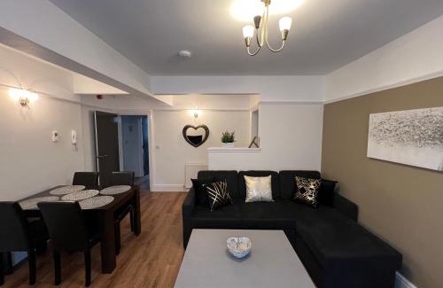 Glastonbury Apartment | Large Family-Friendly 2BD Glastonbury Retreat, Sleeps 5