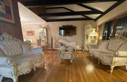 South Valley Stream House | Large Family home! Quick transport to NYC!