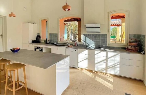 Venelles House | Large family home, view of Sainte Victoire