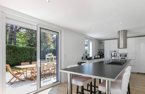 Plaisir House | Large family home with garden and heated pool - 30 min from Paris