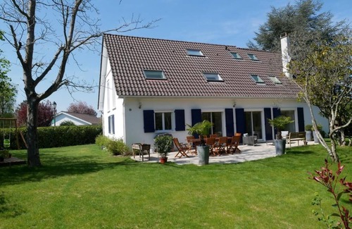 Plaisir House | Large family home with garden and heated pool - 30 min from Paris