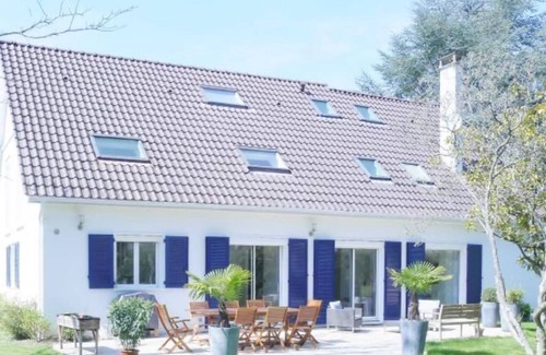 Plaisir House | Large family home with garden and heated pool - 30 min from Paris