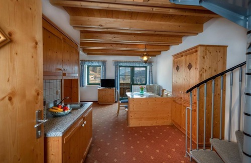 Rossleithen Apartment | Large family room with shower, bath, toilet - Ferienhotel Gut Enghagen