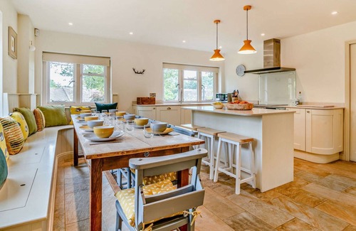 Naunton House | Large five bedroom dog friendly holiday accommodation in the Cotswolds - Hillside