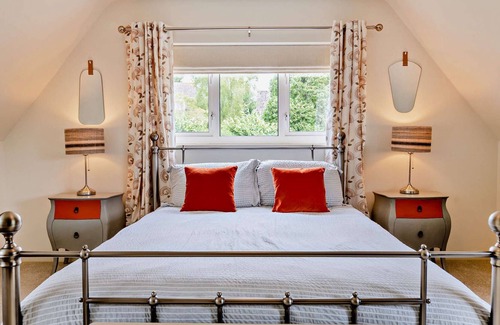 Naunton House | Large five bedroom dog friendly holiday accommodation in the Cotswolds - Hillside