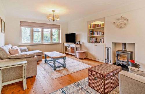 Naunton House | Large five bedroom dog friendly holiday accommodation in the Cotswolds - Hillside