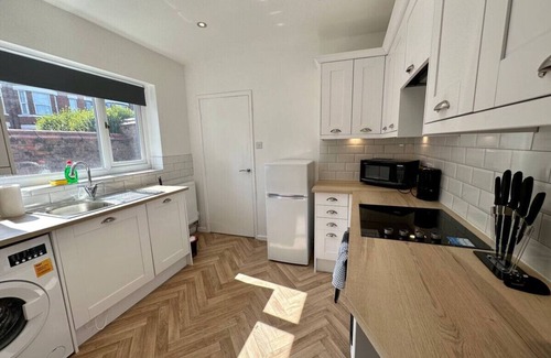 Salford House | Large Five Bedroom Home with parking