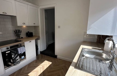 Salford House | Large Five Bedroom Home with parking