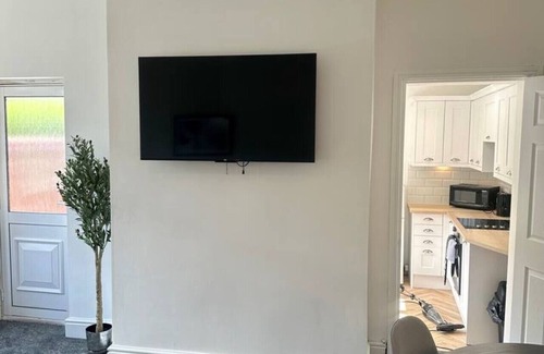 Salford House | Large Five Bedroom Home with parking