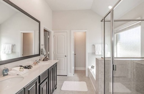 Garland House | Large Gorgeous Comfy 4BR New Built Retreat for Fam