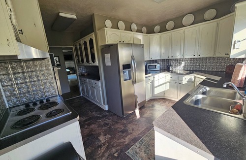 Albion Cottage | Large Groups & Families Welcome- Hot Tub, Grill and Picnic Area!