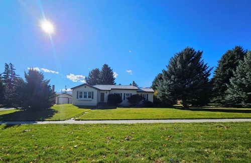 Albion Cottage | Large Groups & Families Welcome- Hot Tub, Grill and Picnic Area!
