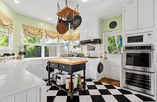 Eastern Honolulu House | Large Hawaiian Style Plantation property.